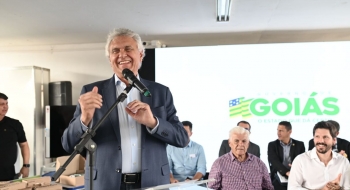 Alunos na cidade de Goiás recebem tablets, chips e uniformes